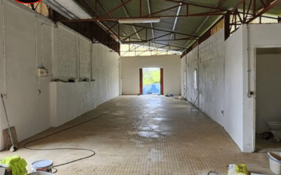A LOUER DEPOT DE 135 M2 A ROCHE CARREES AU LAMENTIN