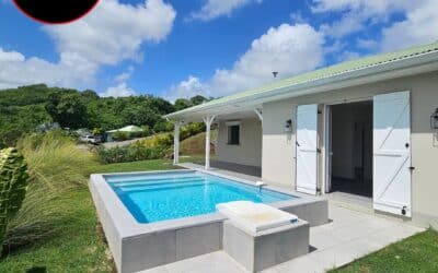 À LOUER – VILLA F4 CONTEMPORAINE (102 m²) AVEC PISCINE & VUE MER 🌊 – 905 m² DE TERRAIN – LE FRANÇOIS – 2140€