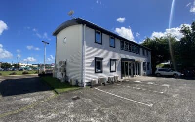 À LOUER – LOCAL COMMERCIAL / PROFESSIONNEL / BUREAUX – 150 m² – Lamentin – 3 300 €